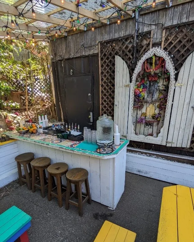 The&nbsp;Narrow Happy Hour: BOGO Taco Kat eats on the patio