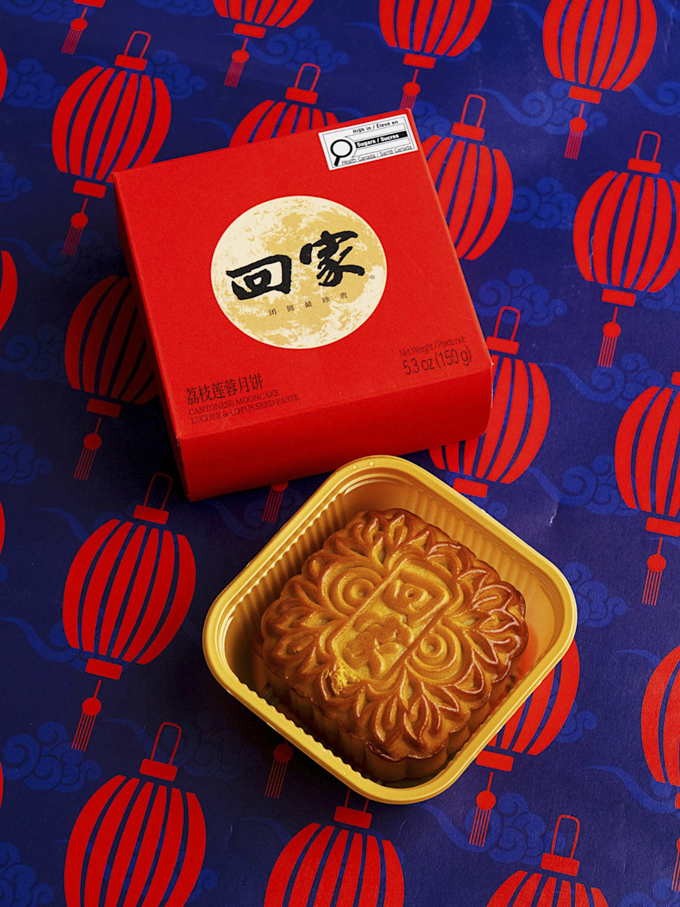 Trying Sungiven Foods Mooncakes