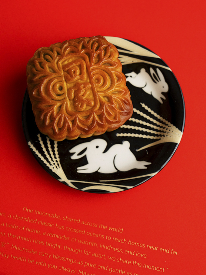 Trying Sungiven Foods Mooncakes