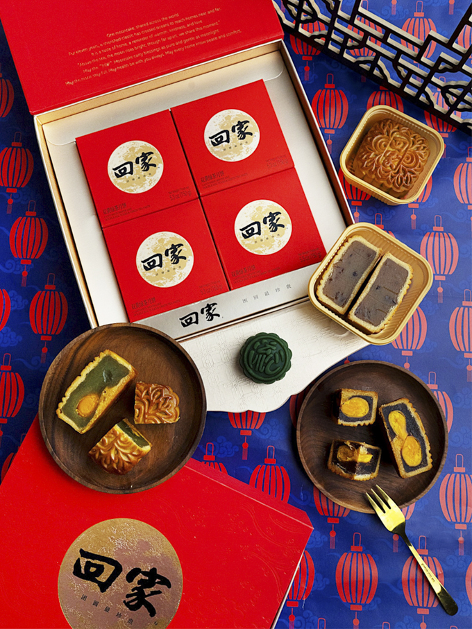 Trying Sungiven Foods Mooncakes