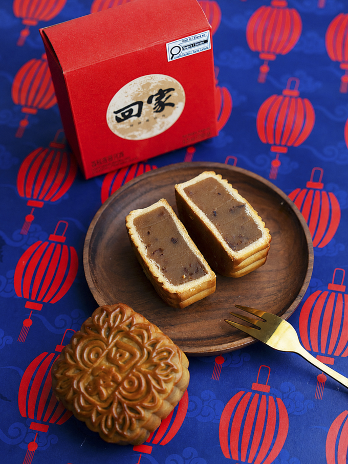 Trying Sungiven Foods Mooncakes