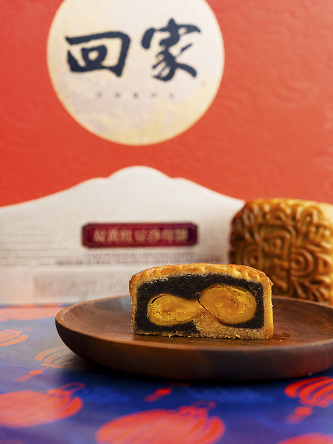 Trying Sungiven Foods Mooncakes