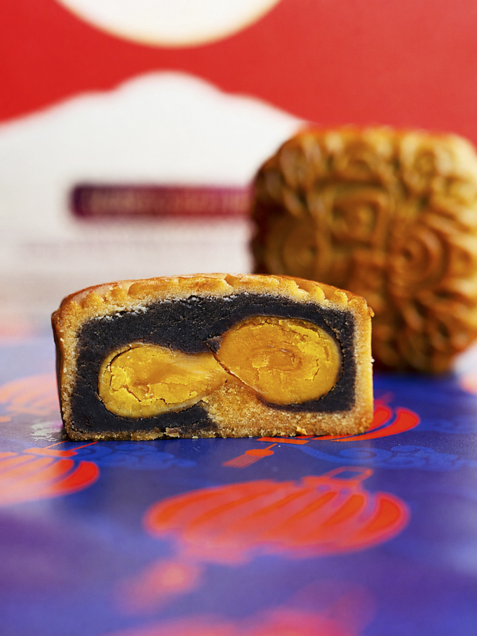 Trying Sungiven Foods Mooncakes